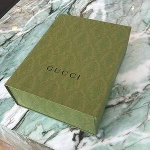Gucci magnetic gift box, gift paper, ribbon, Gucci booklet